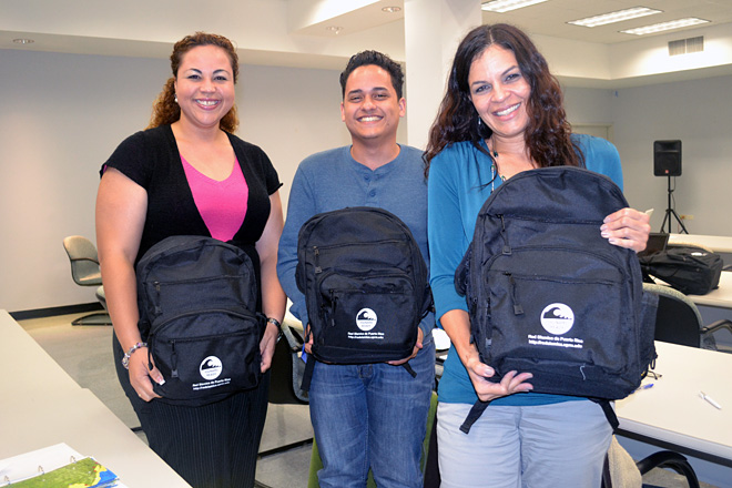 El equipo de redacci&oacute;n de Prensa RUM result&oacute; ganador de las mochilas de emergencia recomendadas por la Red. Esto al obtener la puntuaci&oacute;n m&aacute;s alta en las pruebas cortas que se ofrecieron durante el taller. Desde la izquierda, Rebecca Carrero, Wilfredo J. Burgos, e Idem Osorio.<br>Mariam Ludim Rosa / Prensa RUM