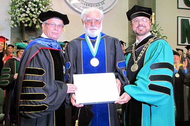 En el orden acostumbrado: presidente de la UPR, Miguel Mu&ntilde;oz; don Miguel A. Vives; y el rector del RUM, Jorge Rivera Santos.<br>Manuel D&iacute;az / Especial para Prensa RUM