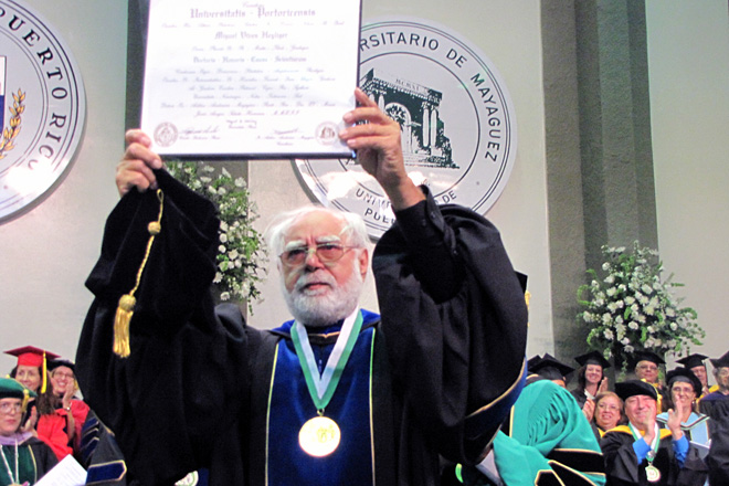 Don Papo muestra con alegr&iacute;a su diploma como doctor en Ciencias de la UPR.<br>Manuel D&iacute;az / Especial para Prensa RUM