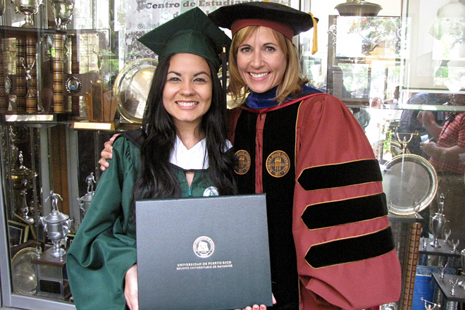 Christie Marielle Gonz&aacute;lez Toro junto a la doctora Margarita Fern&aacute;ndez, de Educaci&oacute;n F&iacute;sica.<br>Jos&eacute; Jim&eacute;nez / Prensa RUM