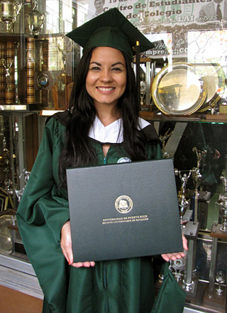 La estudiante Christie Marielle Gonz&aacute;lez Toro, es la primera en recibir un grado de Maestr&iacute;a en Kinesiolog&iacute;a del RUM.<br>Mariam Ludim Rosa / Prensa RUM