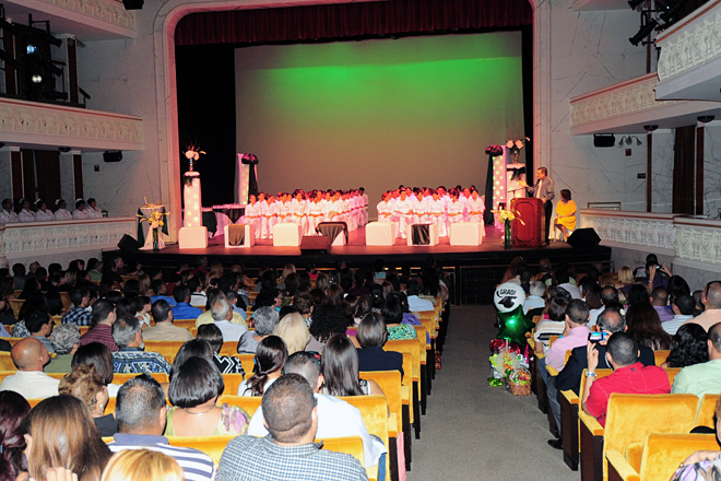 La emotiva ceremonia se celebr&oacute; en el Teatro Yag&uuml;ez de Mayag&uuml;ez, ante la presencia de miembros de la facultad de Enfermer&iacute;a, padres y familiares de los graduandos.<br>Carlos D&iacute;az / Prensa RUM