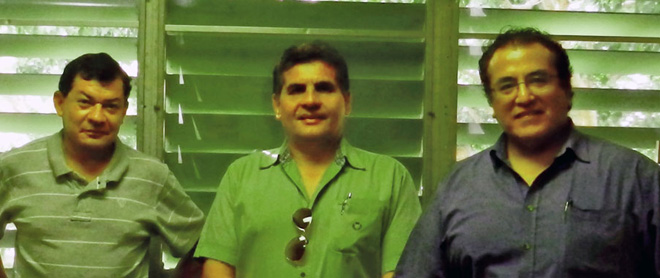 Desde la izquierda, el profesor Oscar Marcelo Su&aacute;rez acompa&ntilde;ado por los docentes F&eacute;lix Rom&aacute;n y Oscar Perales P&eacute;rez, colaboradores de CREST.<br>Suministrada