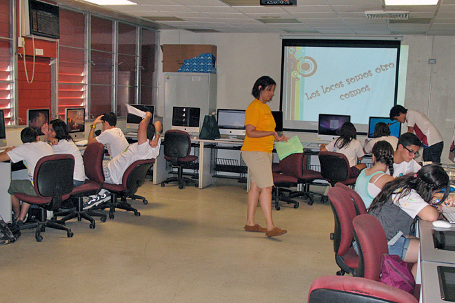 Ambos proyectos contaron con  el apoyo de estudiantes de los departamentos de Estudios Hisp&aacute;nicos e Ingl&eacute;s.<br>Amer Otero / Taller de Estudiantes Prensa RUM