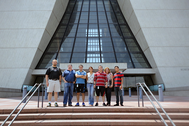 El doctor H&eacute;ctor M&eacute;ndez junto a un grupo de estudiantes que actualmente est&aacute;n de internado en el Fermilab.<br>Suministrada