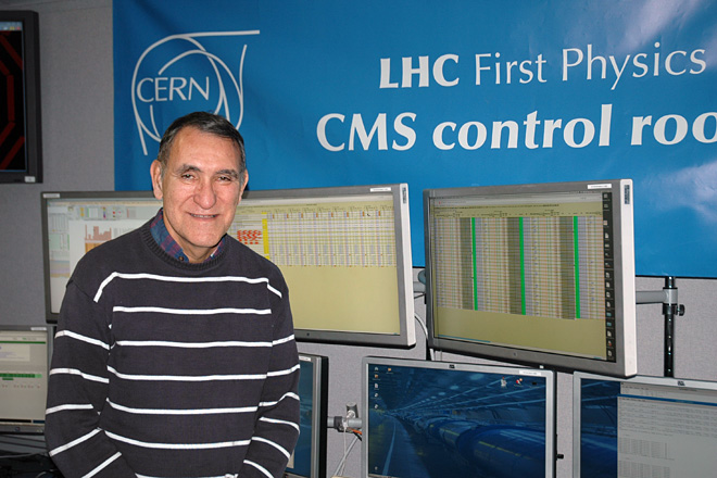 El doctor &Aacute;ngel L&oacute;pez en el cuarto de control del experimento CMS mientras estaba  de guardia velando el rendimiento del detector de pixeles. Foto tomada en abril del 2010.
<br>Suministrada