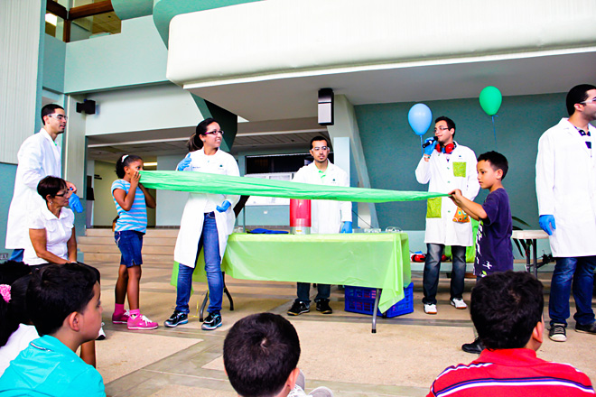 Como parte del recorrido por el campus colegial, los participantes disfrutaron de la demostraci&oacute;n que ofreci&oacute; el programa educativo Ciencias sobre Ruedas.<br>Joshua Arbelo / Taller de Estudiantes Prensa RUM