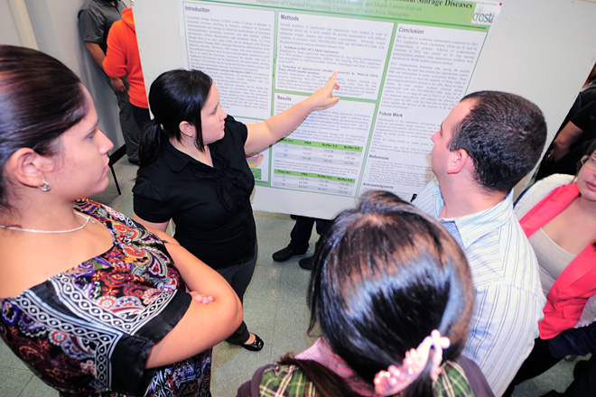 Mediante la presentaci&oacute;n de sus investigaciones, los j&oacute;venes recibieron comentarios y participaron de un di&aacute;logo entre colegas del campo de la Ingenier&iacute;a Qu&iacute;mica.<br>Carlos D&iacute;az / Prensa RUM