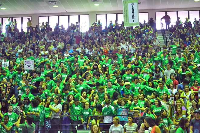 El Coliseo Rafael A. Mangual se pint&oacute; de verde luego de que los nuevos colegiales lucieran las camisetas emblem&aacute;ticas.<br>Mariam Ludim Rosa / Prensa RUM