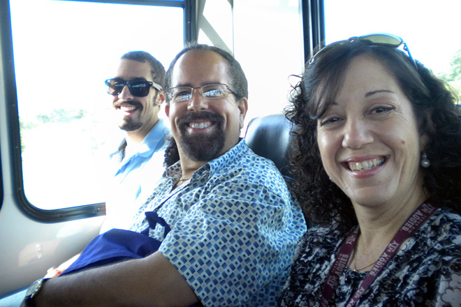 Los doctores C&eacute;sar Malav&eacute;, de <em>Texas A&M</em> (en el centro); y Mayra M&eacute;ndez, del RUM (a la derecha) establecieron v&iacute;nculos entre sus respectivos departamentos de Ingenier&iacute;a Industrial.<br>Suministrada