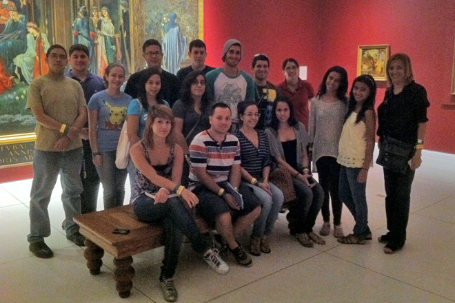 La doctora Ivonne del C. D&iacute;az, a la derecha, junto a sus alumnos del curso de <em>Microeconom&iacute;a</em> durante su visita al Museo de Arte de Ponce.<br>Suministrada