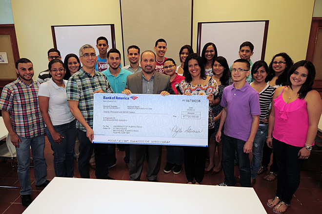 Los diecisiete alumnos recibieron $ 700 por su gesta acad&eacute;mica y participaci&oacute;n en organizaciones estudiantiles.<br>Carlos D&iacute;az / Prensa RUM