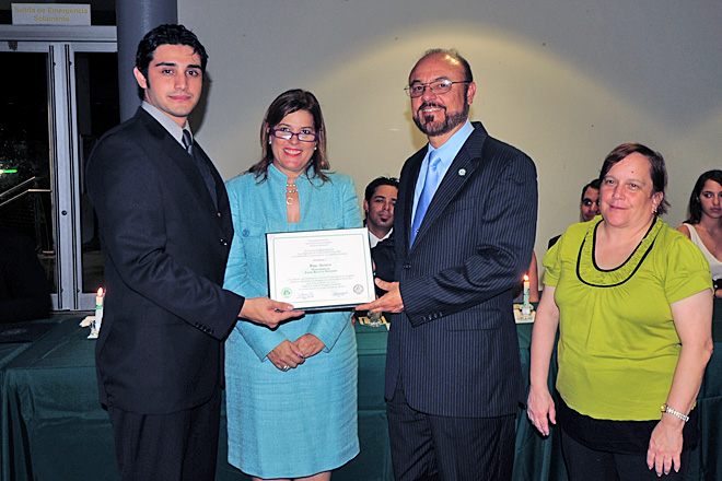 En el orden acostumbrado: Diego Zaragoza Padilla, vicepresidente del CGE; la profesora Wilma Santiago, decana de Estudiantes; el doctor Jorge Rivera Santos, rector del RUM; y la doctora Darnyd Ortiz, decana de Asuntos Acad&eacute;micos.<br>Carlos D&iacute;az / Prensa RUM