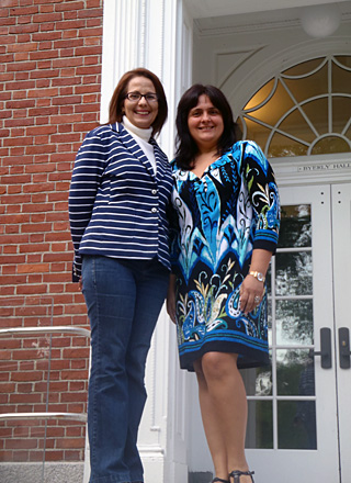 Desde la izquierda, las doctoras Carmen Figueroa y Betsy Morales, durante su participaci&oacute;n en la conferencia <em>International Journal of Arts and Sciences</em> en la Universidad de Harvard.<br>Suministrada