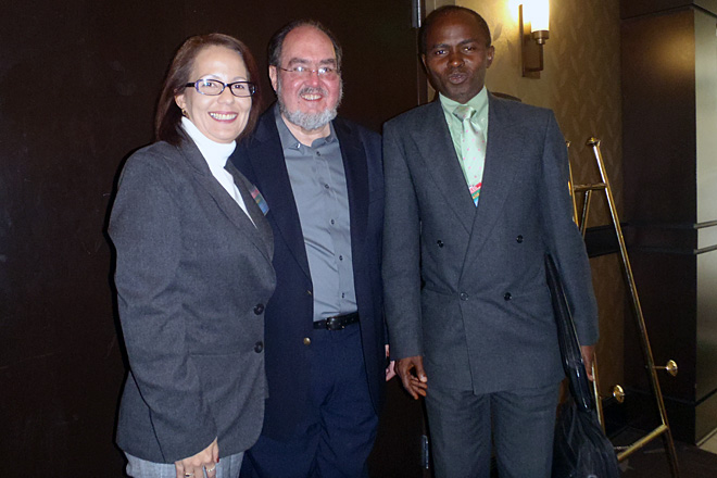 La doctora Carmen Figuera present&oacute; dos de sus estudios en la Conferencia Internacional Conjunta <em>Learning and Administration in Higher Education y Academic Business World</em> en Tennessee. La acompa&ntilde;an, el doctor Edd R. Joyner, presidente de ese foro y Donald A. Odeleye, editor del <em>Journal of Human Capital Development in Africa</em>.<br>Suministrada