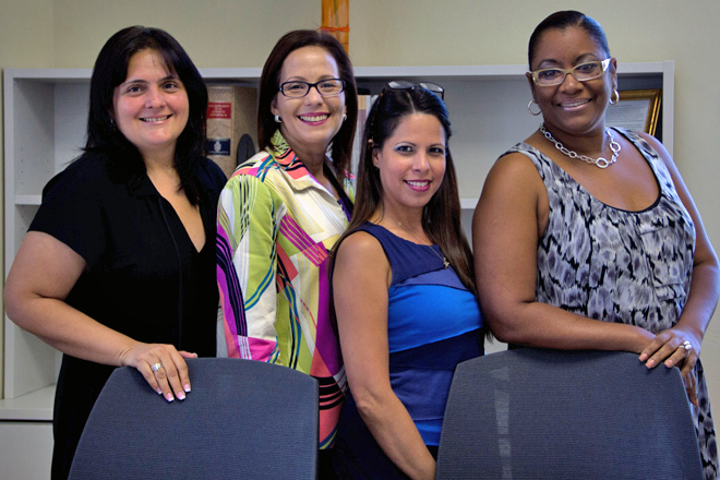 El equipo de trabajo de la OEG lo integran, desde la izquierda: las doctoras Betsy Morales y Carmen Figueroa; y en la parte administrativa, Madeline Cab&aacute;n y Lucy Serrano.<br>Joshua J. Arbelo Robles / Taller de Estudiantes Prensa RUM