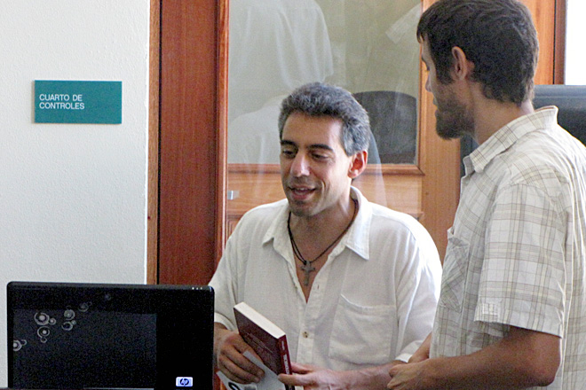 Desde la izquierda, los doctores Papadopoulos y Castro, dos de los organizadores del evento.<br>Amer Otero / Taller de Estudiantes Prensa RUM