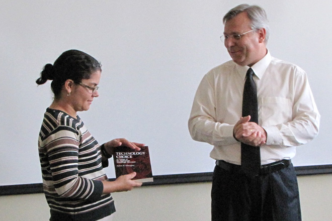 Kelvin Willoughby entreg&oacute; un ejemplar de su libro a la profesora Arelys Fern&aacute;ndez, de la Biblioteca General.<br>Amer Otero / Taller de Estudiantes Prensa RUM