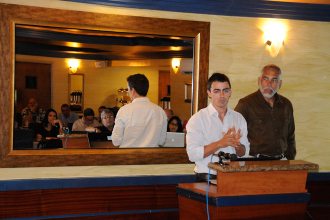El doctor Miguel Canals Silander, a la izquierda, indic&oacute; que se necesitan m&aacute;s estudios sobre la erosi&oacute;n en la regi&oacute;n costera. Observa Ruperto Chaparro (derecha)<br>Foto Oliver Bencosme
