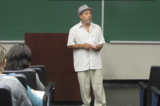 Rosario Sastre espera que los estudiantes comprendan las diversas posibilidades del arte.<br>Wilfredo J. Burgos / Taller de Estudiantes Prensa RUM