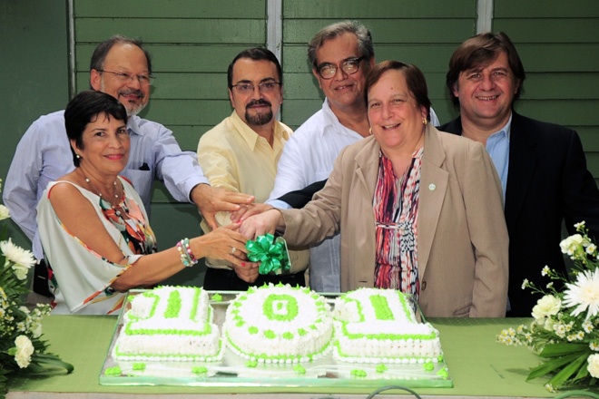El evento concluy&oacute; con el corte del tradicional bizcocho de cumplea&ntilde;os, esta vez en forma de un 101.<br>Carlos D&iacute;az/Prensa RUM