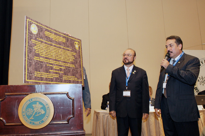 La develaci&oacute;n oficial de la tarja se llev&oacute; a cabo en una actividad que celebr&oacute; el Colegio de Ingenieros y Agrimensores de Puerto Rico en el hotel Ritz-Carlton en San Juan. En la foto: el doctor Jorge Rivera Santos, rector del RUM, junto al ingeniero &Aacute;ngel Luis Gonz&aacute;lez Carrasquillo, presidente del CIAPR.<br>Carlos D&iacute;az / Prensa RUM