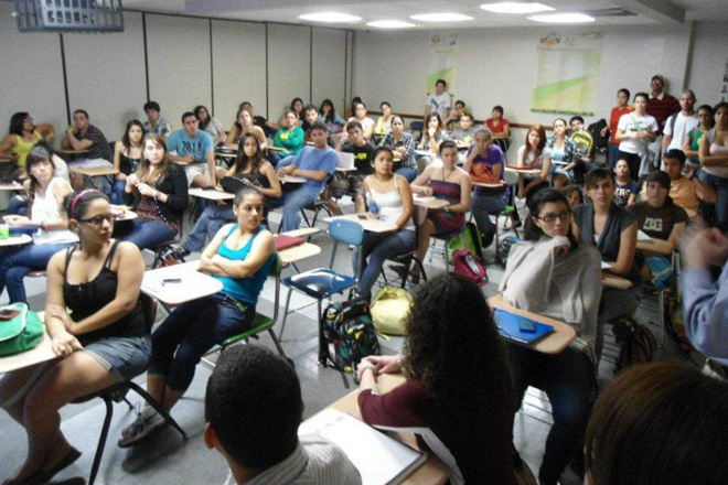 Los alumnos colegiales asistieron a una charla que ofreci&oacute; el doctor Richard W. Meiring, decano de Admisiones del Colegio de Medicina Veterinaria de la Universidad del Estado de Mississippi.<br>Suministrada