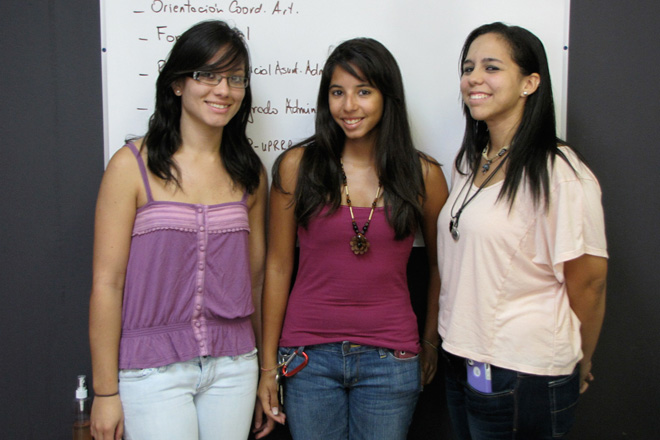 Las j&oacute;venes se mostraron muy agradecidas con la d&aacute;diva. <br>Amer Otero/Taller de Estudiantes Prensa RUM