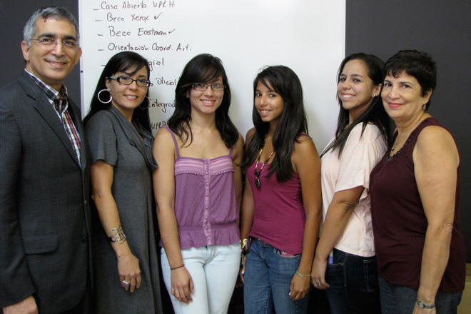 Desde la izquierda, el doctor Agust&iacute;n Rull&aacute;n, decano asociado de Asuntos Acad&eacute;micos del Colegio de Ingenier&iacute;a; Virginia D. Figueroa Seda, oficial administrativo de la Facultad de Ingenier&iacute;a; las estudiantes: Karen Guerrero, Carol Torres, Lourdes D&aacute;vila; y Ellen R&iacute;os de Acar&oacute;n, directora del Plan COOP. <br>Amer Otero/Taller de Estudiantes Prensa RUM