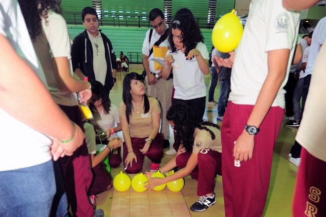 Como parte de la din&aacute;mica, los j&oacute;venes fabricaron un condensador de placas paralelas con globos.<br>Carlos D&iacute;az / Prensa RUM