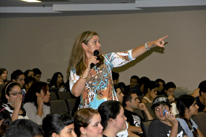 La profesora Santori estuvo a cargo de discutir algunos usos ling&uuml;&iacute;sticos que generan dudas. <br>Joshua Arbelo/Taller de Estudiantes Prensa RUM