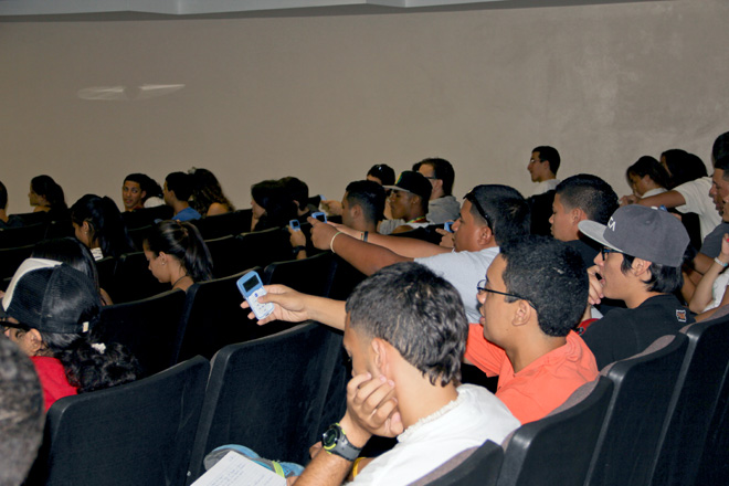 El taller se nutri&oacute; con la participaci&oacute;n de los asistentes mediante el uso de <em>clickers</em>.<br>Joshua Arbelo/Taller de Estudiantes Prensa RUM