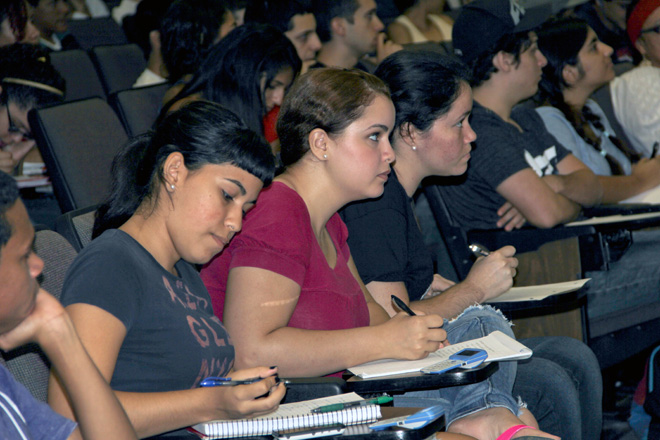 La alumna Merlesh Segarra R&iacute;os revisa sus apuntes durante la actividad.<br>Joshua Arbelo/Taller de Estudiantes Prensa RUM