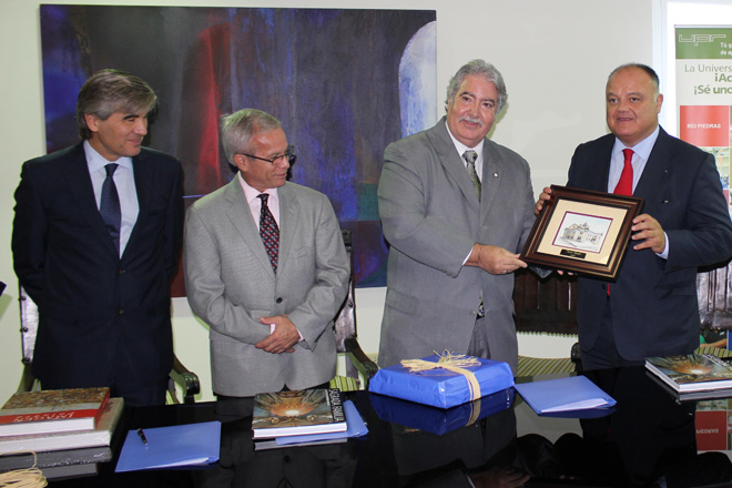 El doctor Benjam&iacute;n Colucci (segundo desde la derecha), fue seleccionado como director de la C&aacute;tedra Abertis en la UPR; a su lado Sergi Loughney, director de la Fundaci&oacute;n. En el orden acostumbrado, Francisco Reyn&eacute; y el doctor Miguel A. Mu&ntilde;oz, presidente de la UPR.<br>Foto Nelson Vargas/UPR Informa