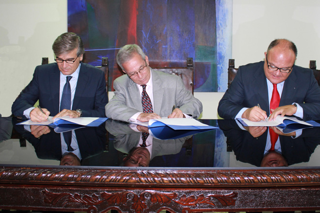 Firman el acuerdo colaborativo Francisco Reyn&eacute;, el doctor Miguel Mu&ntilde;oz y Sergi Loughney.<br>Foto Nelson Vargas/UPR Informa