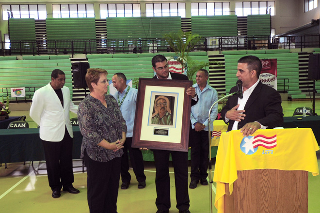 La profesora Mar&iacute;a Medina, viuda de Garc&iacute;a Lucca, tambi&eacute;n fue agasajada durante la actividad.<br>Carlos D&iacute;az / Prensa RUM