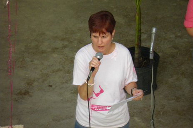 La profesora Gail D&iacute;az de Goenaga, catedr&aacute;tica de Finanzas y sobreviviente de esta enfermedad, se dirigi&oacute; a los presentes.<br>Suministrada