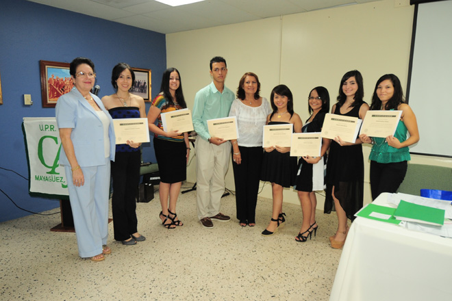 La Asociaci&oacute;n de Claustrales Jubilados (ACJ) otorg&oacute; ayuda financiera a siete colegiales destacados. En la foto, los acompa&ntilde;an Arisbel Crespo, presidenta (centro) y Ana I. Rodr&iacute;guez, del Comit&eacute; de Ayudas Financieras (en la izquierda).<br>Carlos D&iacute;az/Prensa RUM