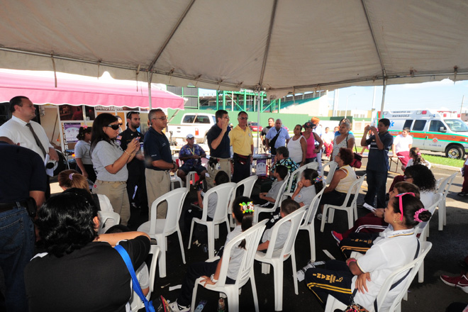 Los participantes del simulacro en el Parque Isidoro Garc&iacute;a recibieron instrucciones de los representantes de las agencias para el manejo de emergencias.<br>Carlos D&iacute;az/Prensa RUM