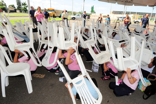 Los estudiantes de alrededor de siete escuelas de la regi&oacute;n siguieron los tres pasos recomendados para protegerse durante un terremoto.<br>Carlos D&iacute;az/Prensa RUM