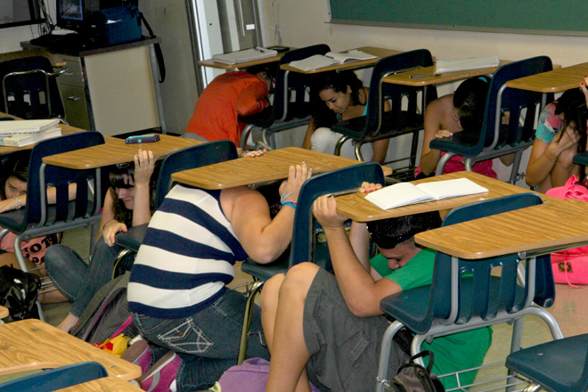 Muchos estudiantes y profesores reunidos en salones de clase interrumpieron sus labores para integrarse al ejercicio.<br>Joshua Arbelo/Taller de Estudiantes Prensa RUM