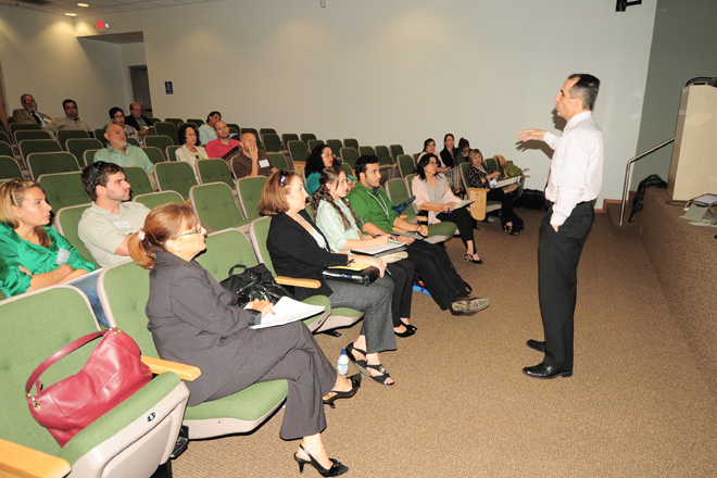 El ingeniero V&iacute;ctor D&iacute;az orient&oacute; a los presentes sobre la importancia de identificar un colaborador al momento de establecer propuestas.<br>Carlos D&iacute;az / Prensa RUM