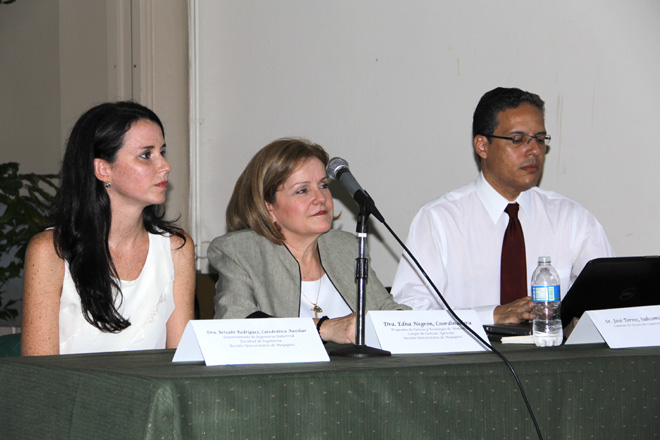 Desde la izquierda: las doctoras Betzab&eacute; Rodr&iacute;guez y Edna Negr&oacute;n, acompa&ntilde;adas por el agr&oacute;nomo Jos&eacute; Torres Prieto, quienes conformaron parte del panel.<br>Joshua Arbelo/Taller de Estudiantes Prensa RUM