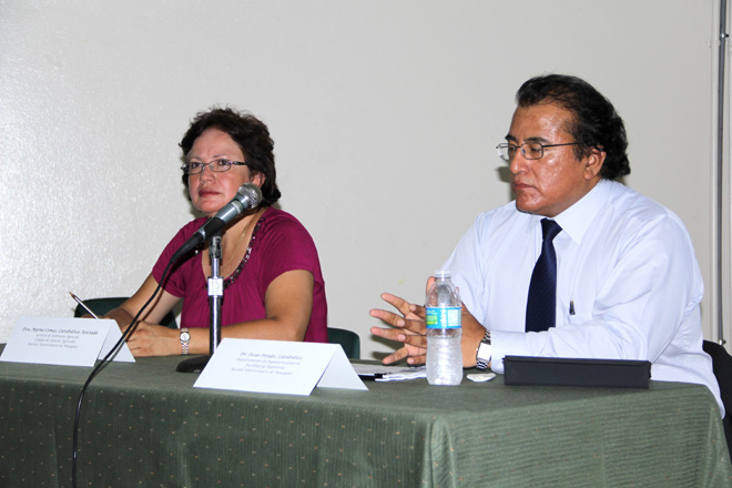Los doctores Myrna Comas y Oscar Perales tambi&eacute;n brindaron sus presentaciones en el foro. <br>Joshua Arbelo/Taller de Estudiantes Prensa RUM