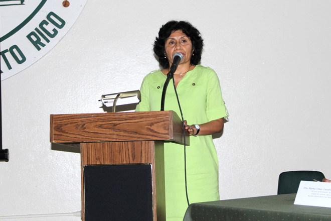 La moderadora del conversatorio, que tuvo lugar en el Centro de Estudiantes, fue la doctora Rosa N. Ch&aacute;vez. <br>Joshua Arbelo/Taller de Estudiantes Prensa RUM