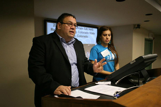El doctor Carlos R&iacute;os, fundador de SACNAS-UPRM, junto a Mariela Mart&iacute;nez, ex-presidenta del cap&iacute;tulo.<br>Suministrada