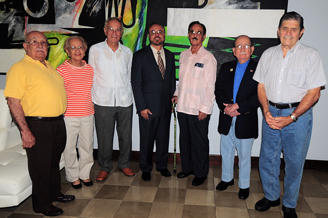 Una delegaci&oacute;n de la Clase de 1950 visit&oacute; recientemente el RUM. El rector Jorge Rivera Santos (al centro) les dio la bienvenida.<br>Carlos D&iacute;az / Prensa RUM