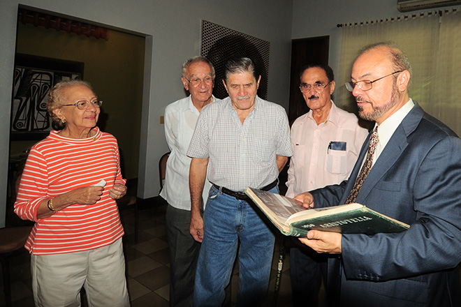 El rector del RUM, Jorge Rivera Santos observa la Aristotelia del 1950, junto a un grupo de egresados de ese a&ntilde;o.<br>Carlos D&iacute;az / Prensa RUM