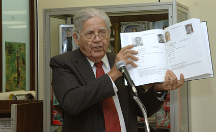 El ingeniero Santiago Quesada, fallecido a principios del 2012, fue el presidente de la clase y el gestor de varios esfuerzos, incluyendo la Aristotelia-Edici&oacute;n de Oro, que muestra.<br>Archivo