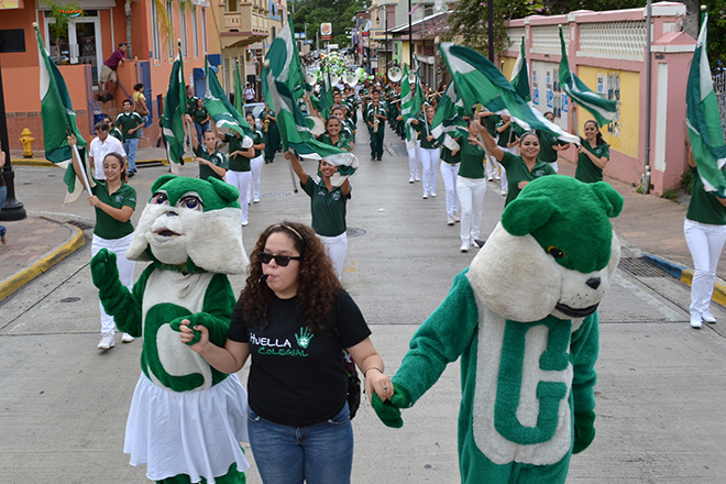 Un desfile encabezado por la Banda y las Abanderados del RUM transcurri&oacute; por las calles de Mayag&uuml;ez, para celebrar el primer aniversario de <em>Huella Colegial.</em><br>Carlos D&iacute;az/Prensa RUM